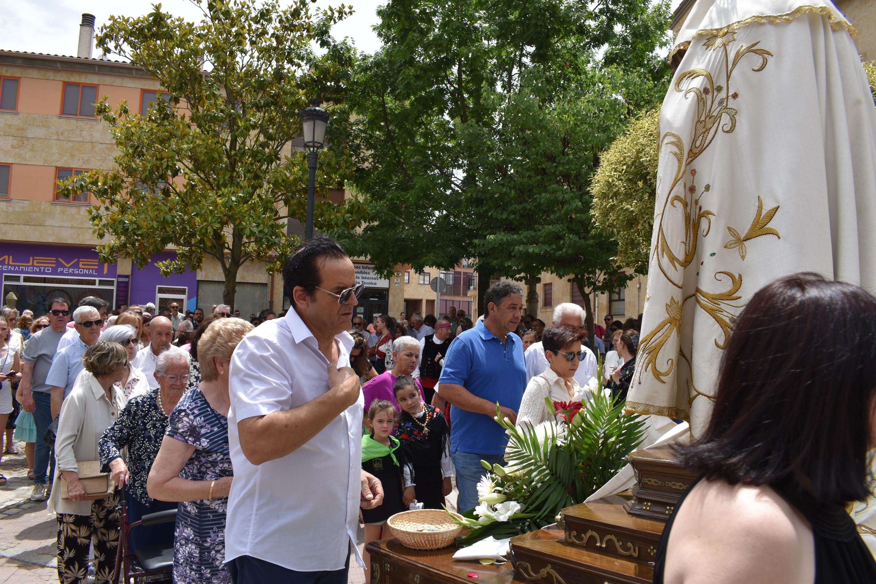 Villamayor rinde honores a la Virgen de los Remedios y disfruta con el humor amarillo