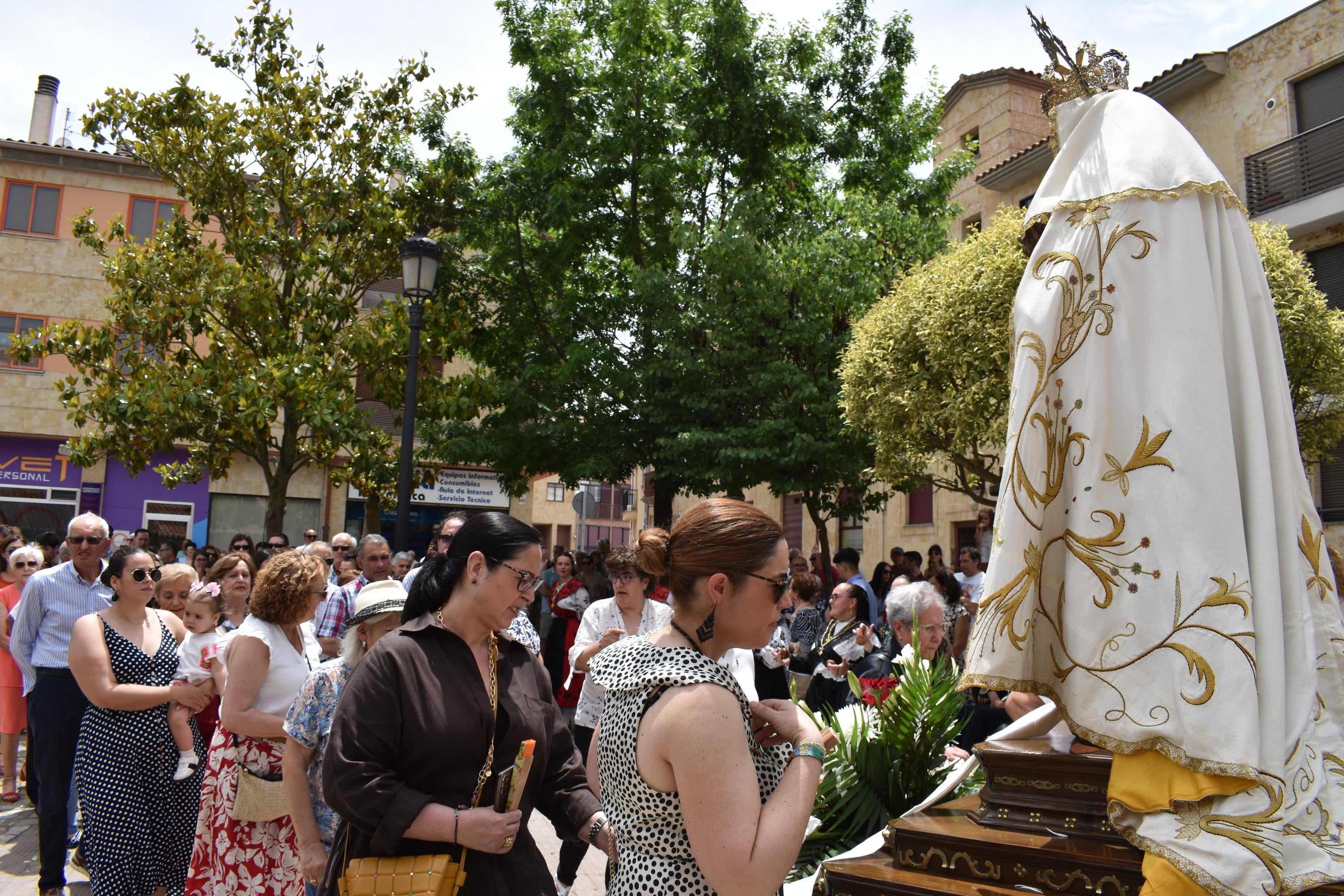 Villamayor rinde honores a la Virgen de los Remedios y disfruta con el humor amarillo
