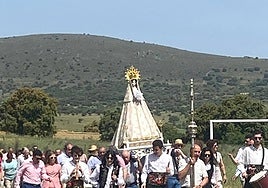 Momento de la procesión desde la ermita a la iglesia.