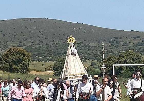 Momento de la procesión desde la ermita a la iglesia.