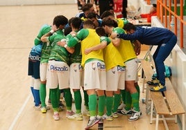 Los jugadores del Albense, en un corillo, hablan durante un partido.
