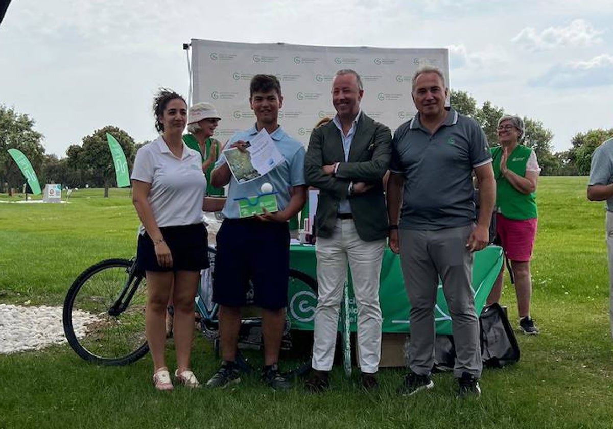 Los ganadores recogiendo sus premios durante la entrega de trofeos y regalos del IV torneo contra el Cáncer.