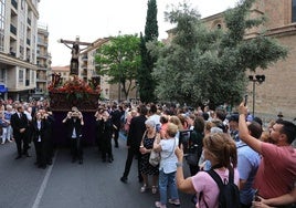 Una hora más tarde, pero rodeado de fieles: así ha sido el paseo del Cristo de los Milagros por las calles de la capital