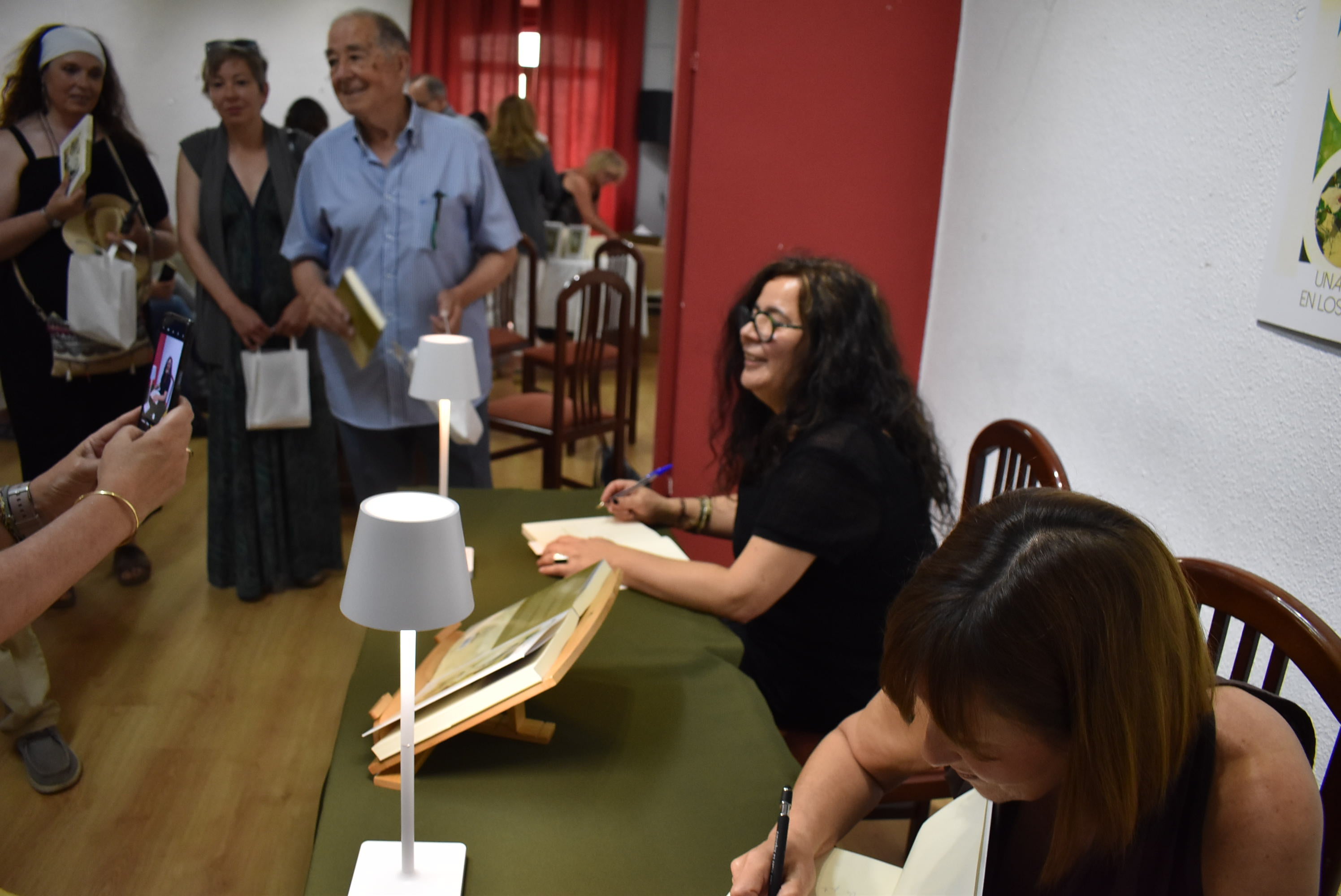 La escritora Adriana López llena el Casino Obrero en la presentación de su libro