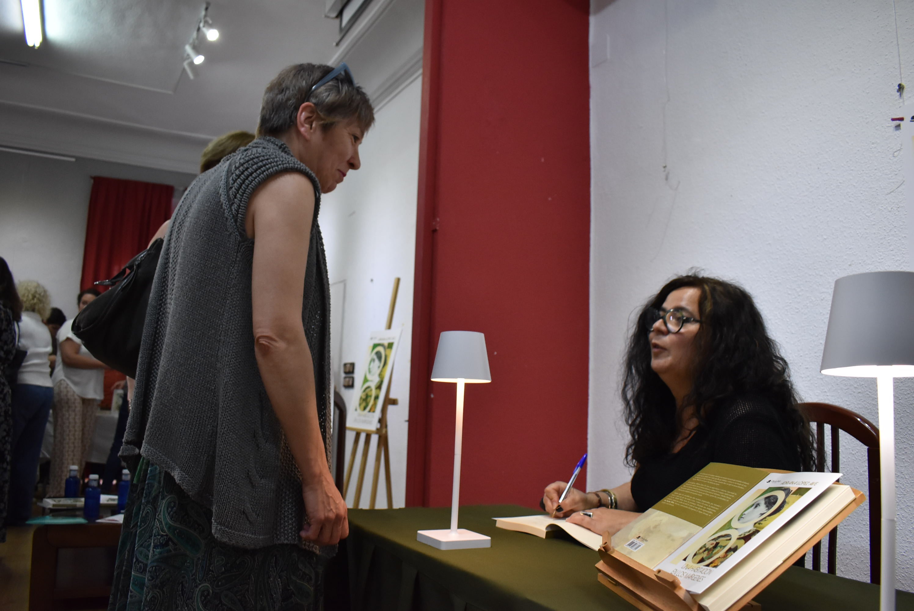 La escritora Adriana López llena el Casino Obrero en la presentación de su libro