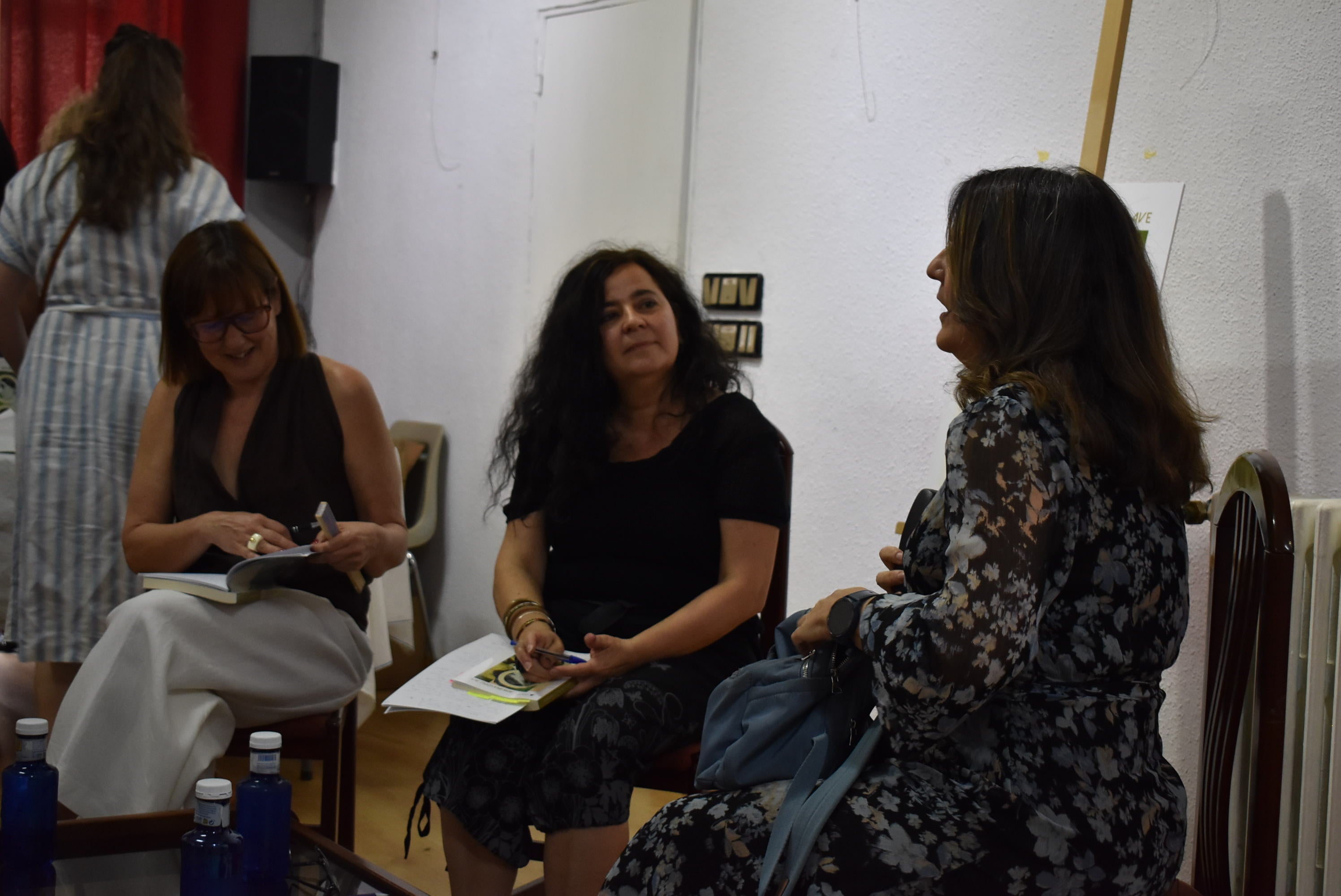 La escritora Adriana López llena el Casino Obrero en la presentación de su libro