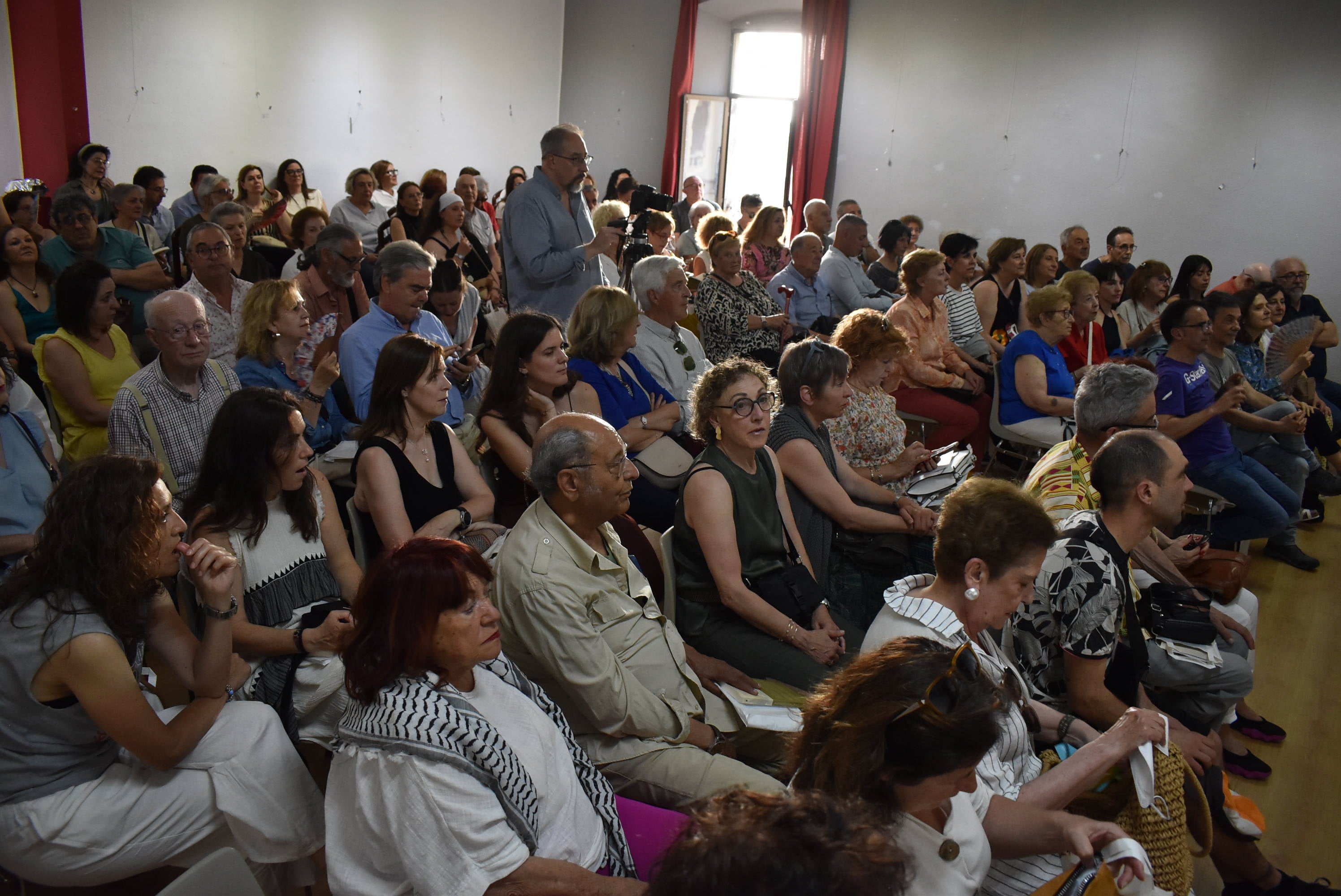 La escritora Adriana López llena el Casino Obrero en la presentación de su libro