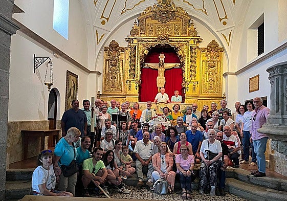 Los vecinos de Narros, junto al Cristo de Cabrera tras llegar al santuario.