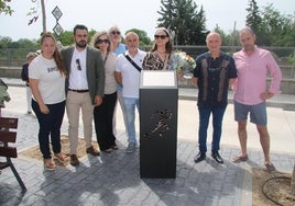 Integrantes de la Corporación junto a miembros de la familia Basas en el homenaje.