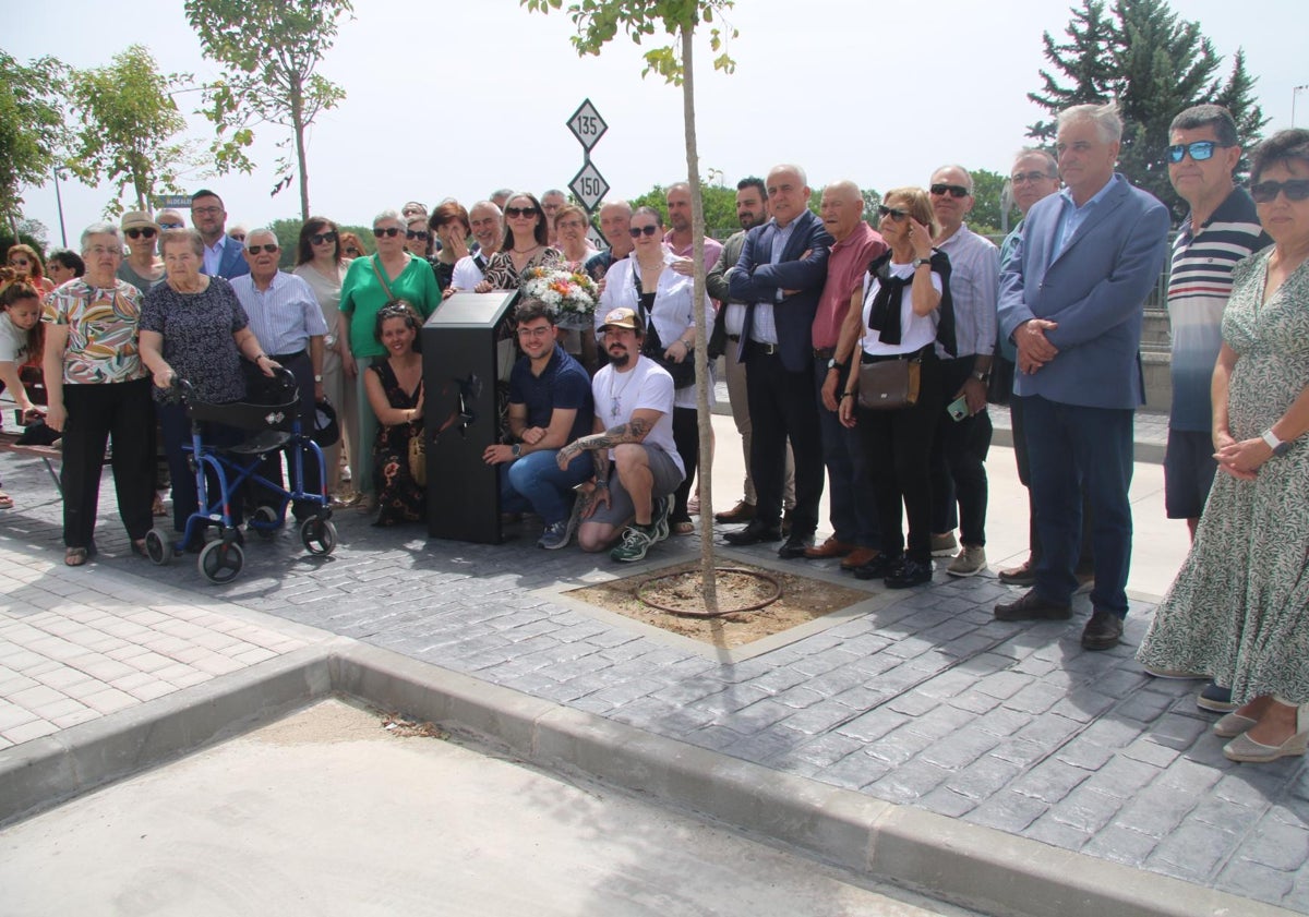Imagen principal - Homenaje vecinal en Aldealengua en memoria de Ángel y Carlos Basas
