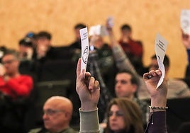 Socios votando el precio de los carnés de socio la pasada asamblea.