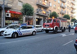 Los Bomberos de Salamanca durante la limpieza de otro vertido.