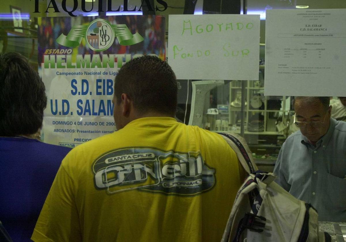 Algunos aficionados de la Unión Deportiva Salamanca, sacando sus entradas para el Unión Deportiva Salamanca-Eibar, en el año 2000.