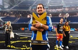 Dani Romo con el titulo de campeón de la Kings League.