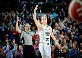 Abby Meyers celebra un triple en su época con el London Lions.