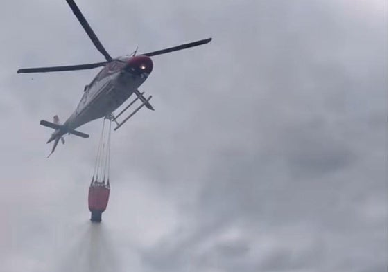 El helicóptero trabaja sobre la zona afectada.