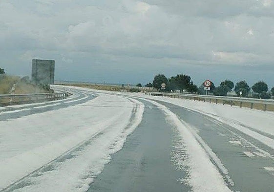 Imagen del asfalto desde uno de los vehículos que circulaban.