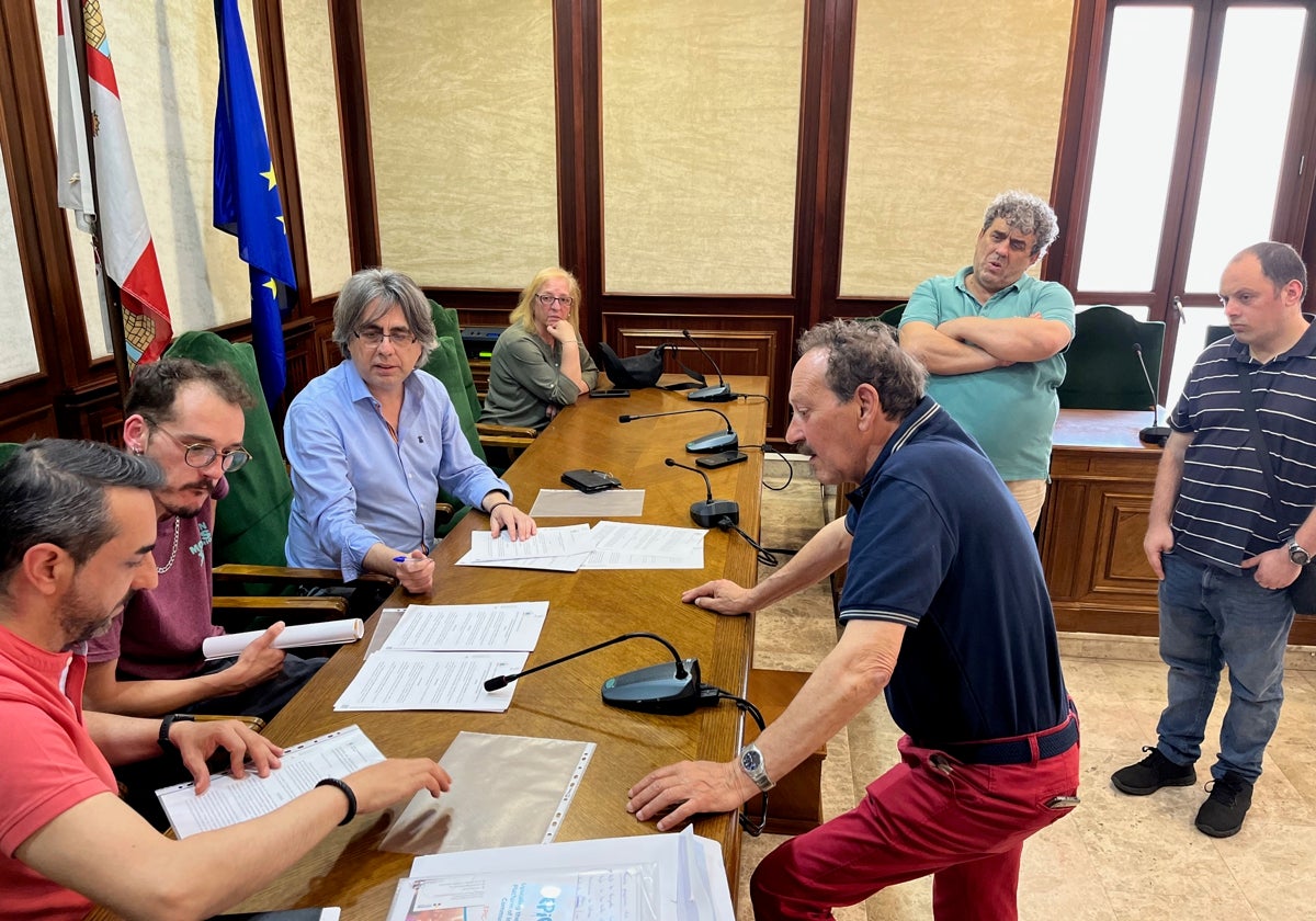 Momento de la firma de los distintos convenios con los representantes de los convenios con colectivos.