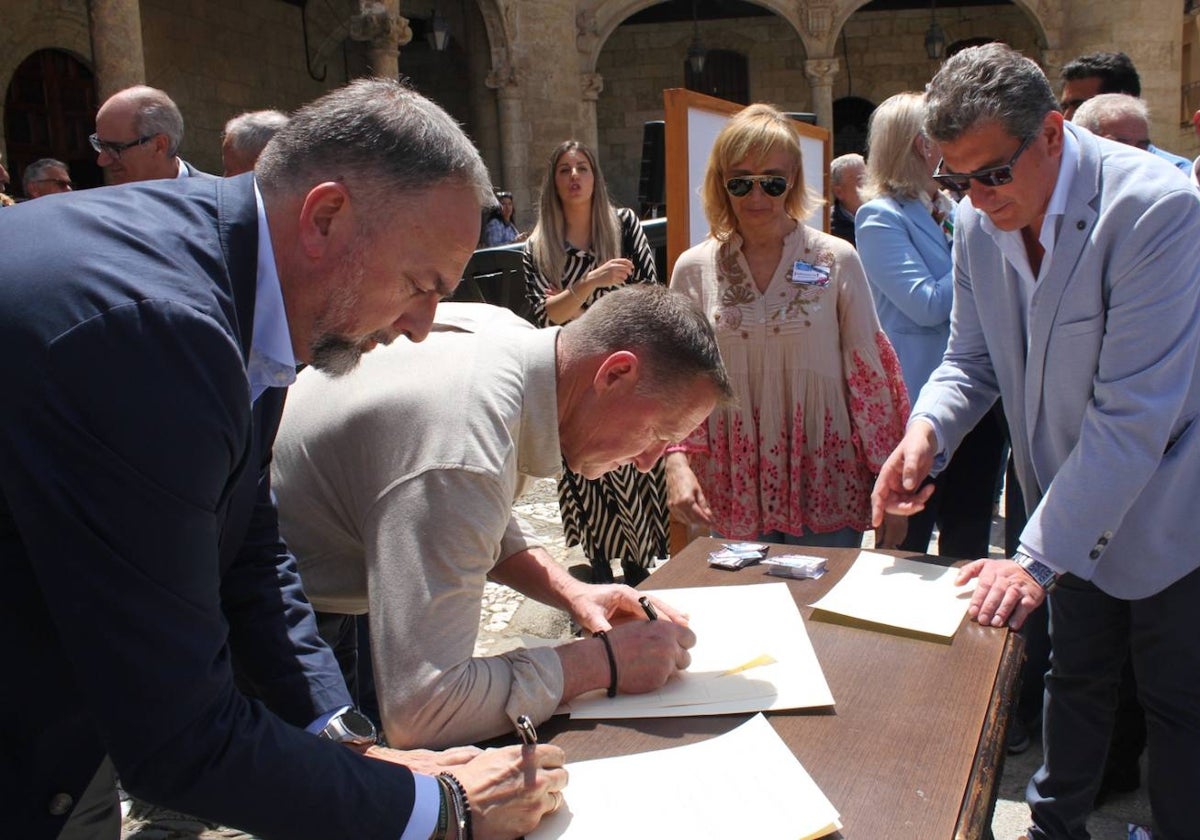 Firma de la declaración institucional del pasado 17 de mayo.