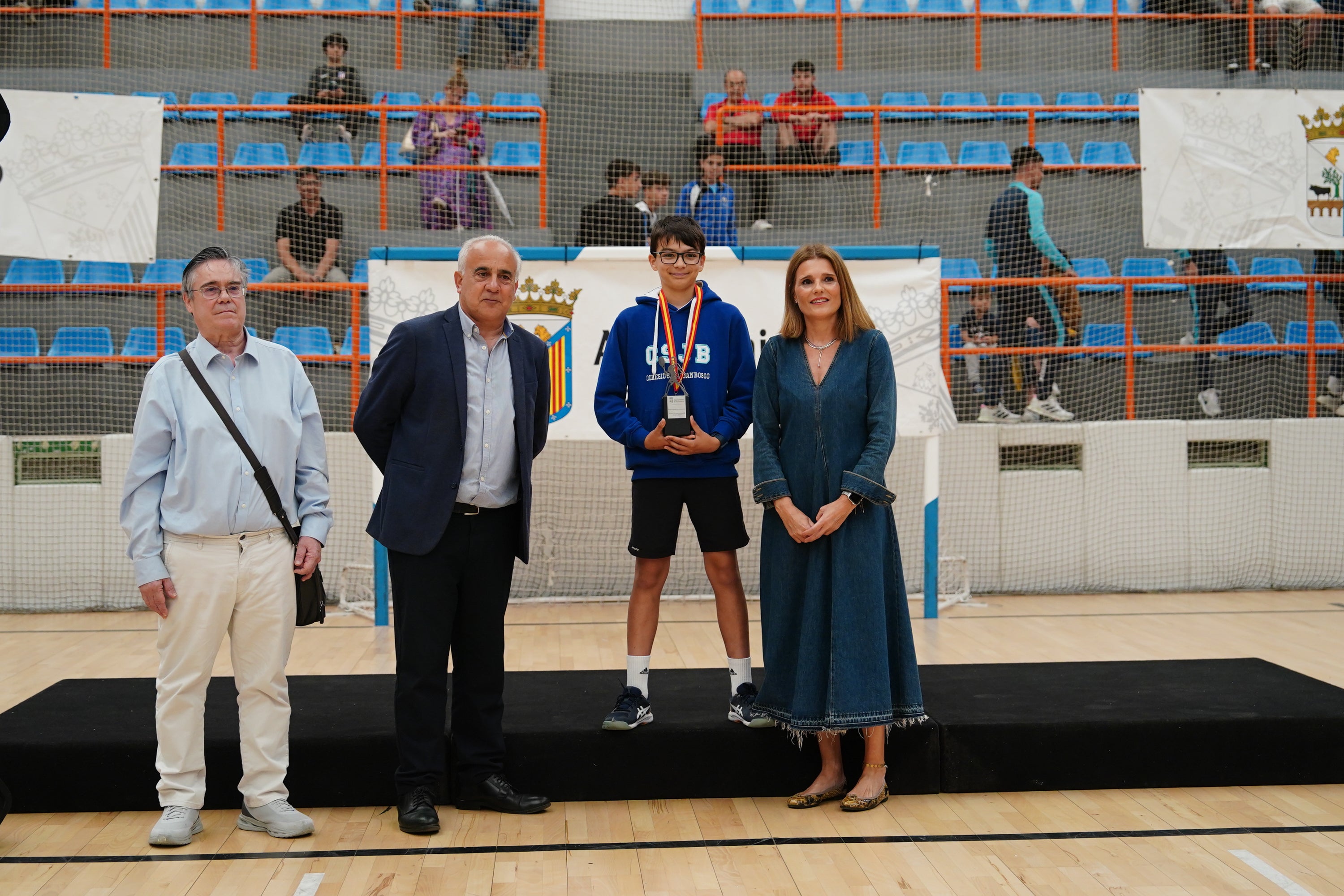 Entrega de trofeos y medallas a los mejores de los Juegos Escolares