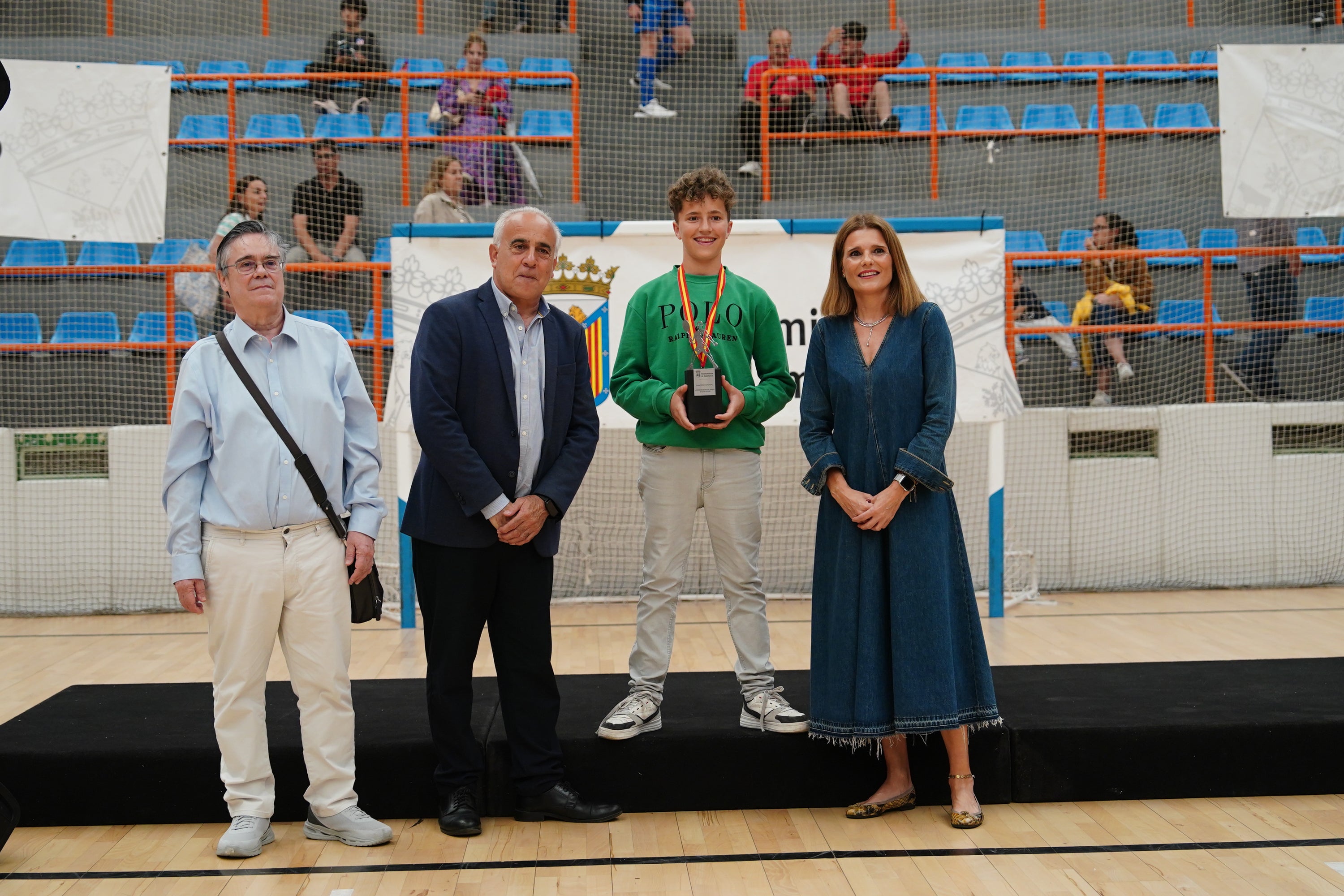 Entrega de trofeos y medallas a los mejores de los Juegos Escolares