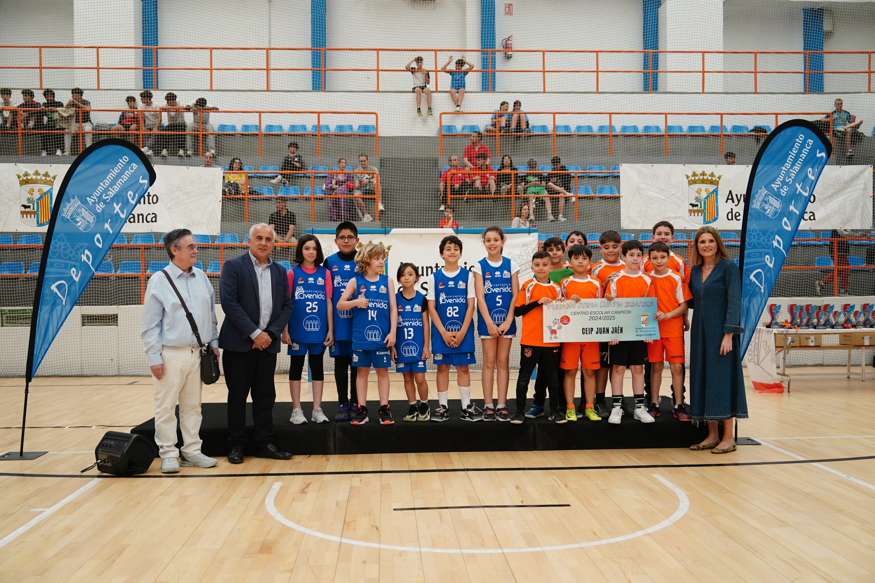 Entrega de trofeos y medallas a los mejores de los Juegos Escolares