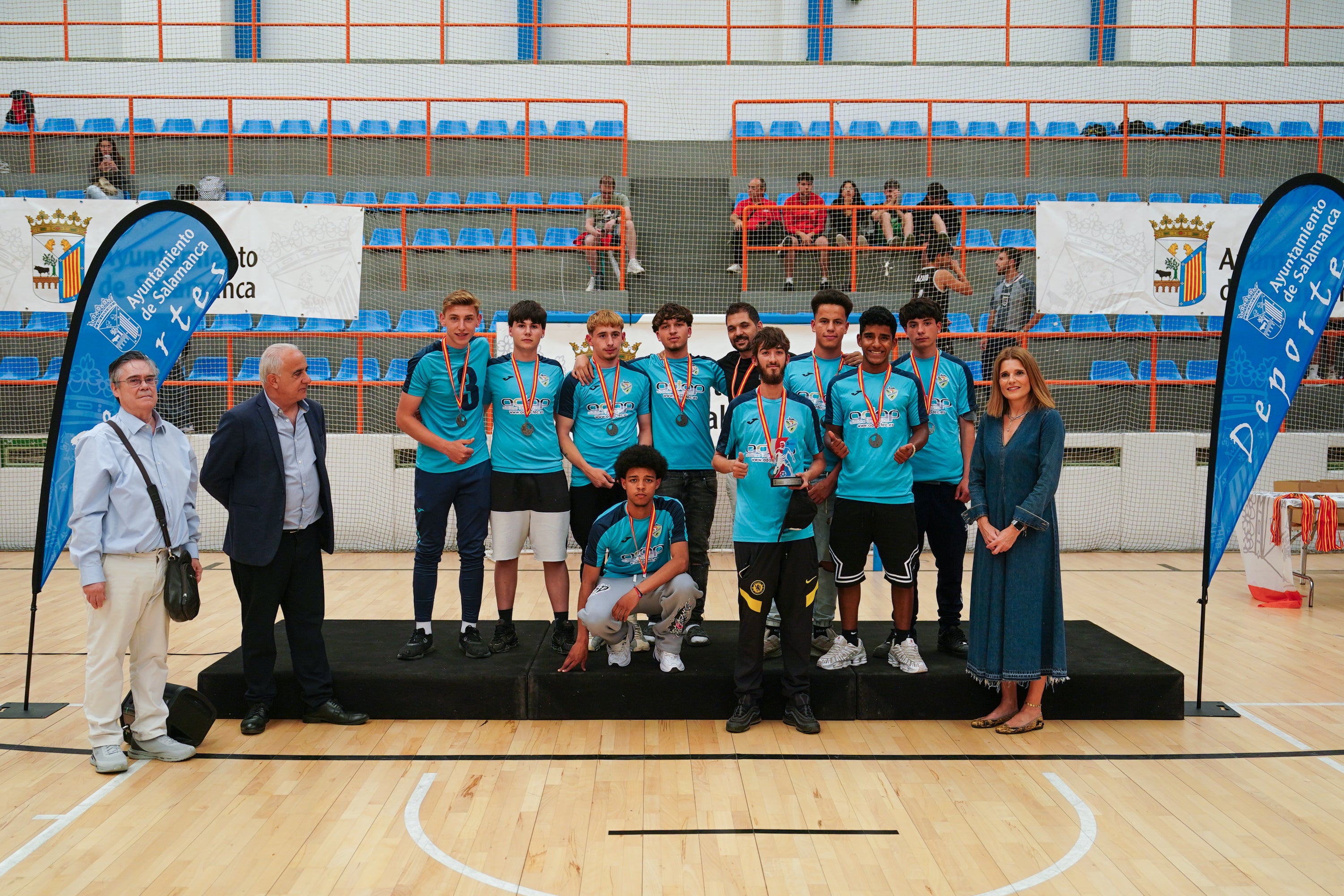 Entrega de trofeos y medallas a los mejores de los Juegos Escolares