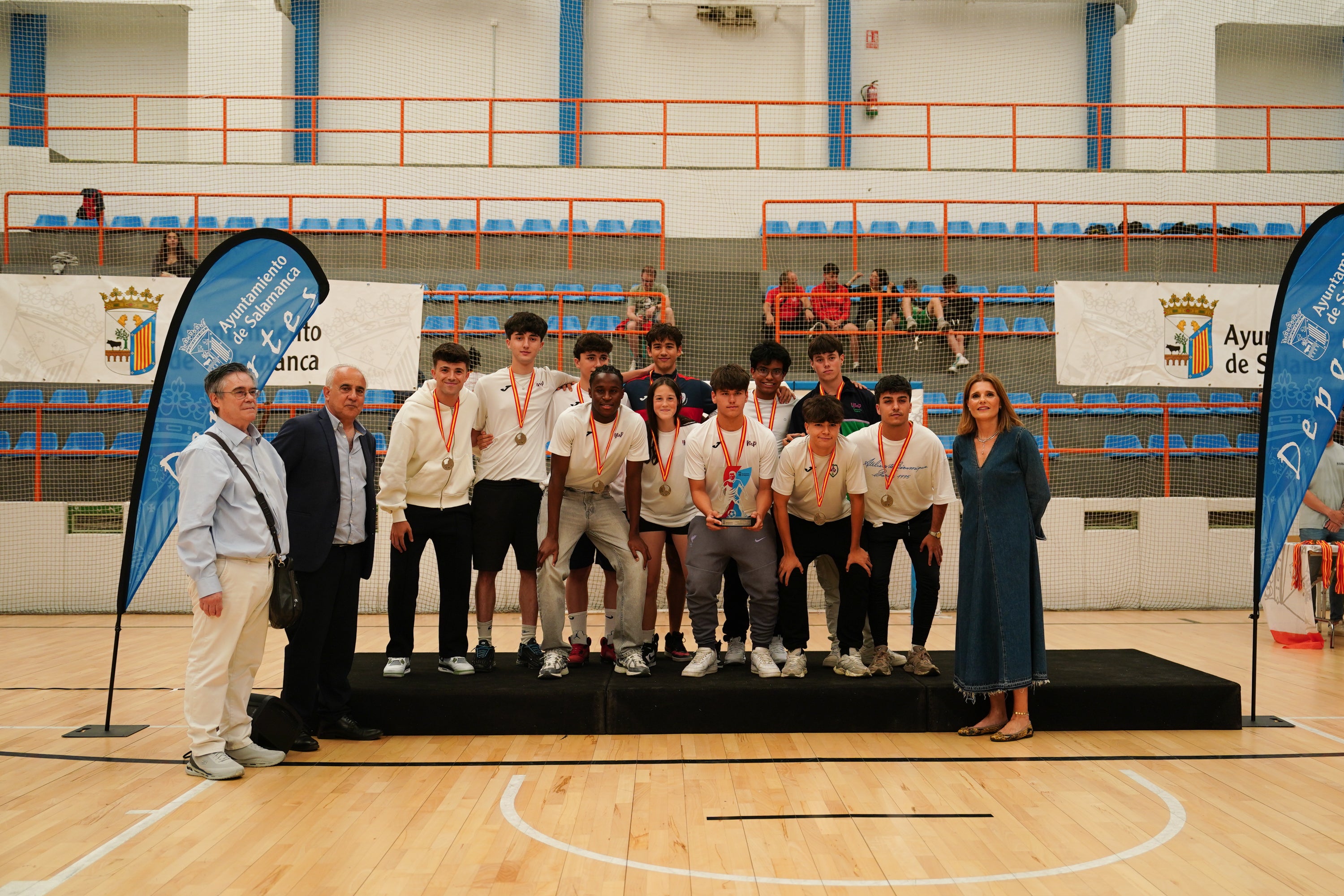 Entrega de trofeos y medallas a los mejores de los Juegos Escolares