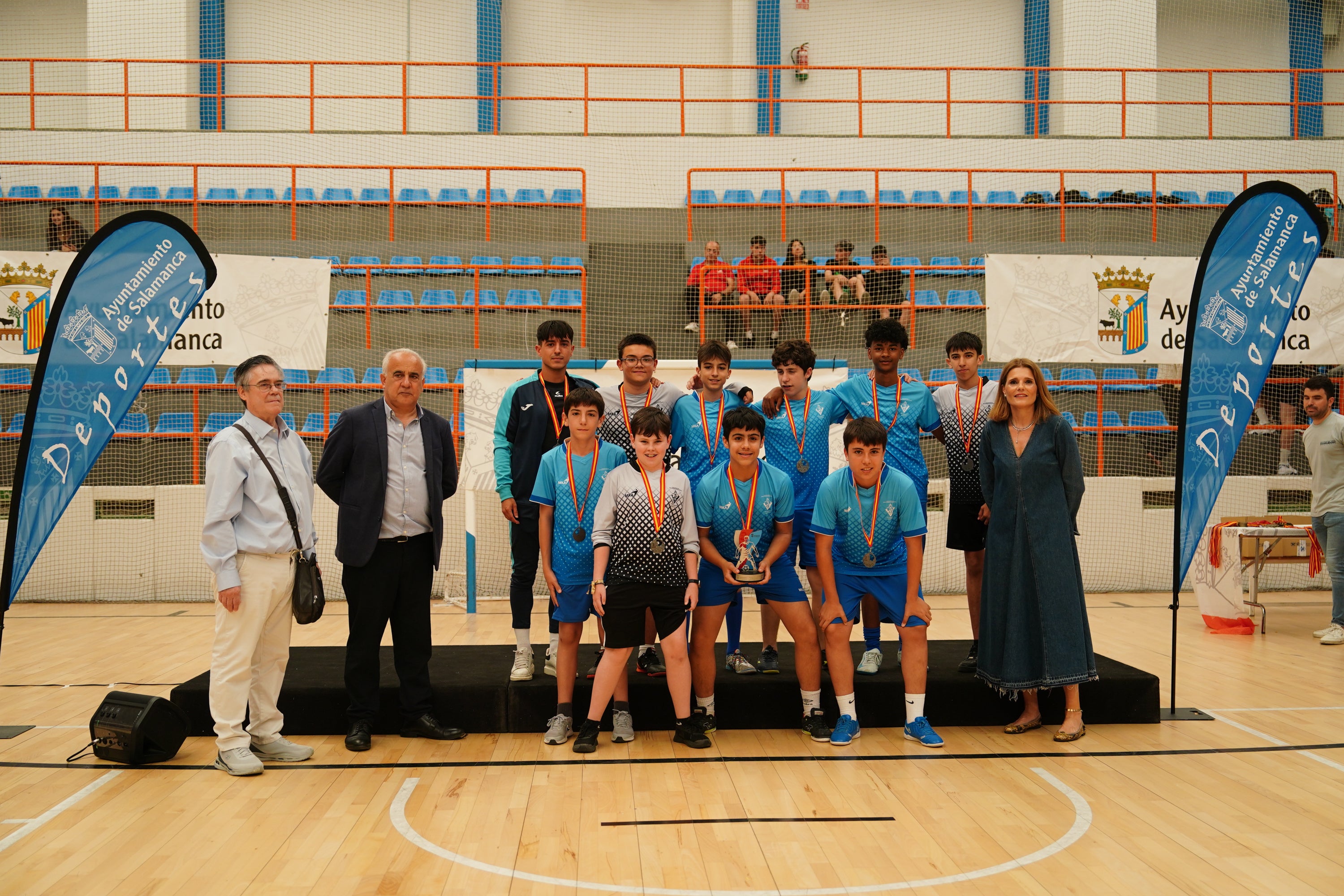 Entrega de trofeos y medallas a los mejores de los Juegos Escolares