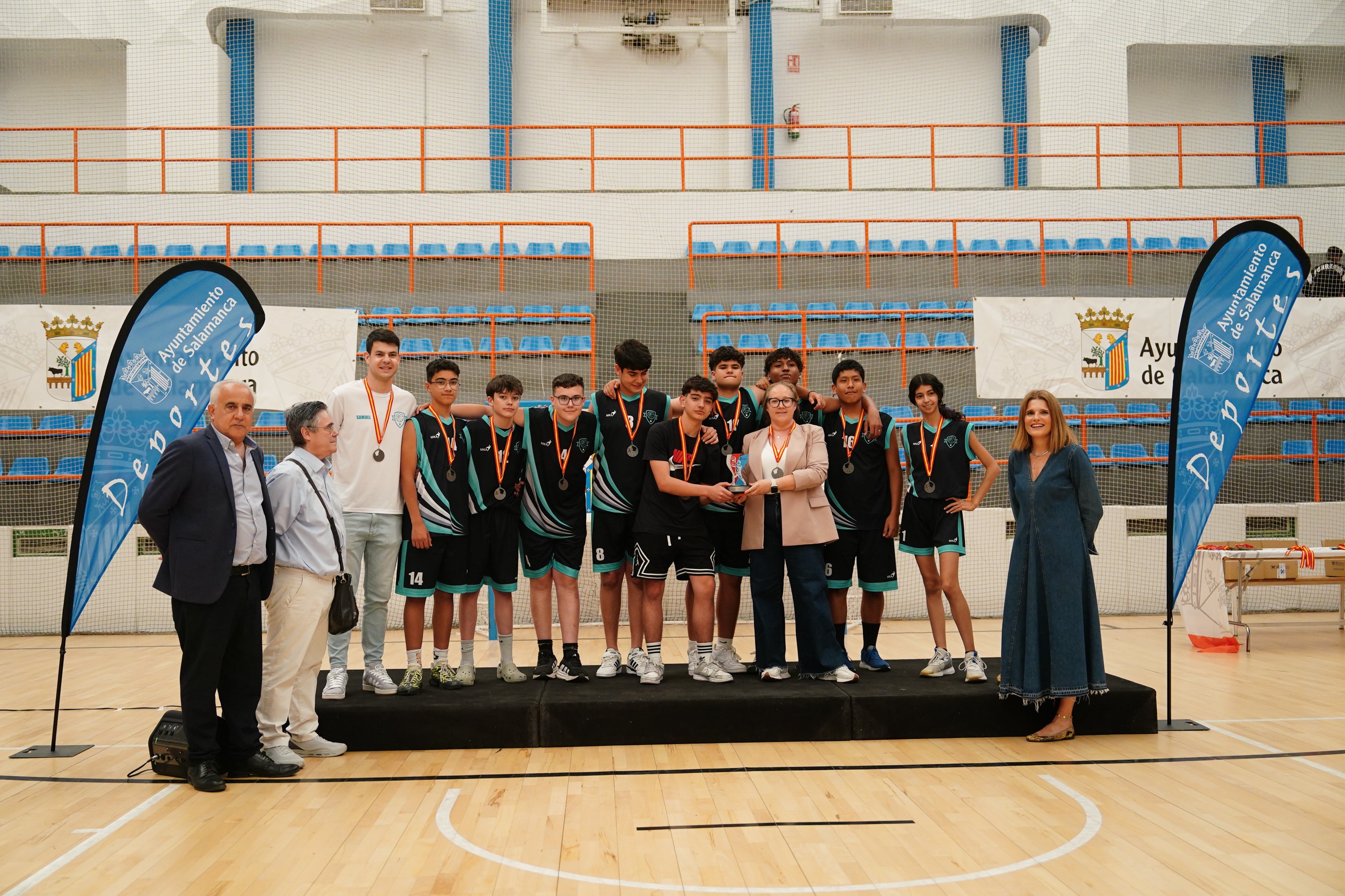 Entrega de trofeos y medallas a los mejores de los Juegos Escolares