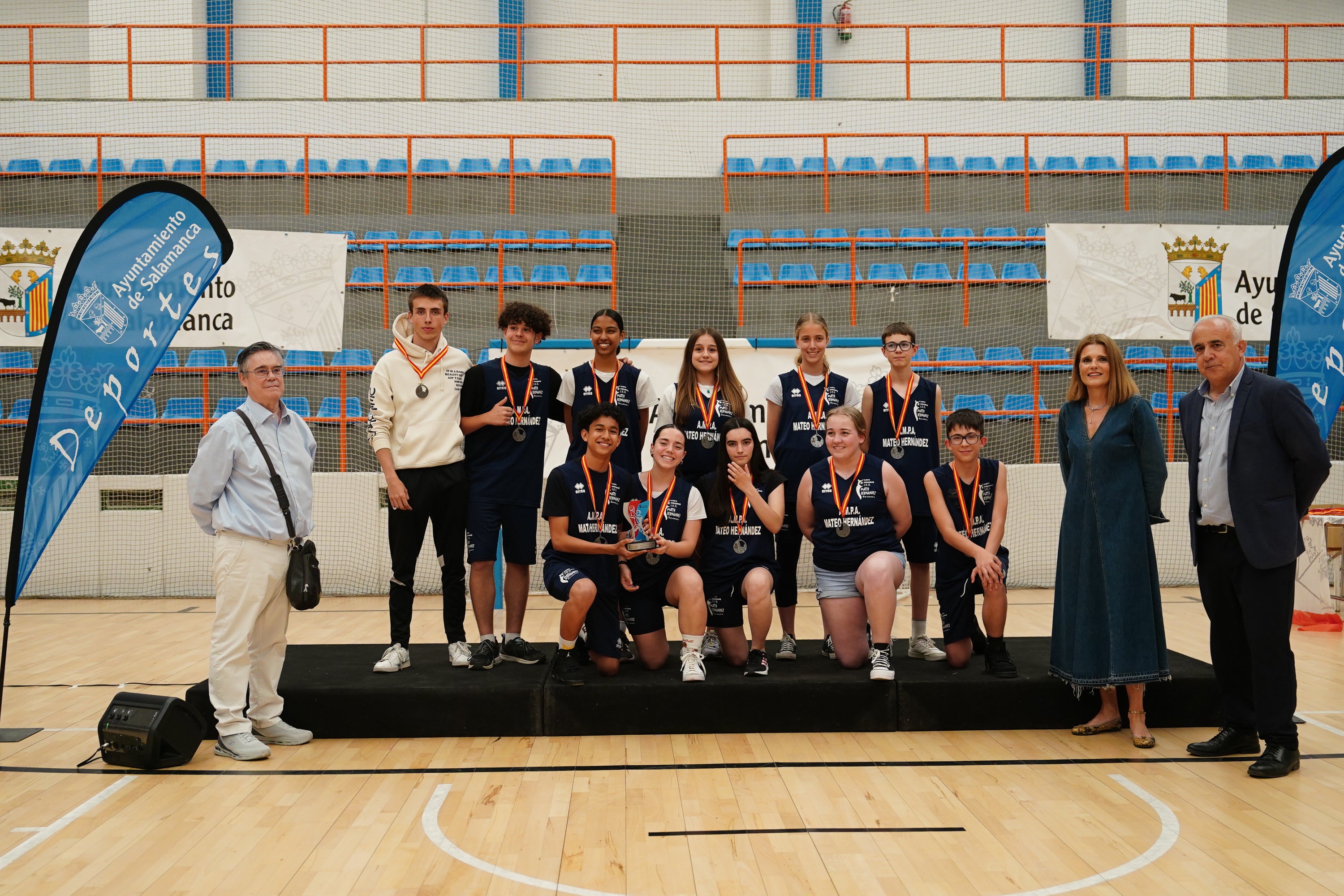 Entrega de trofeos y medallas a los mejores de los Juegos Escolares