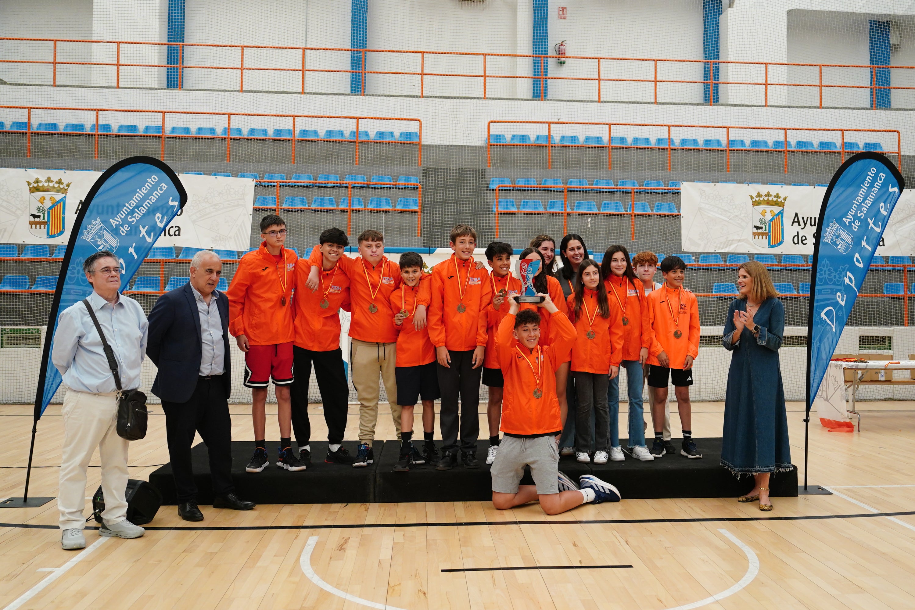 Entrega de trofeos y medallas a los mejores de los Juegos Escolares