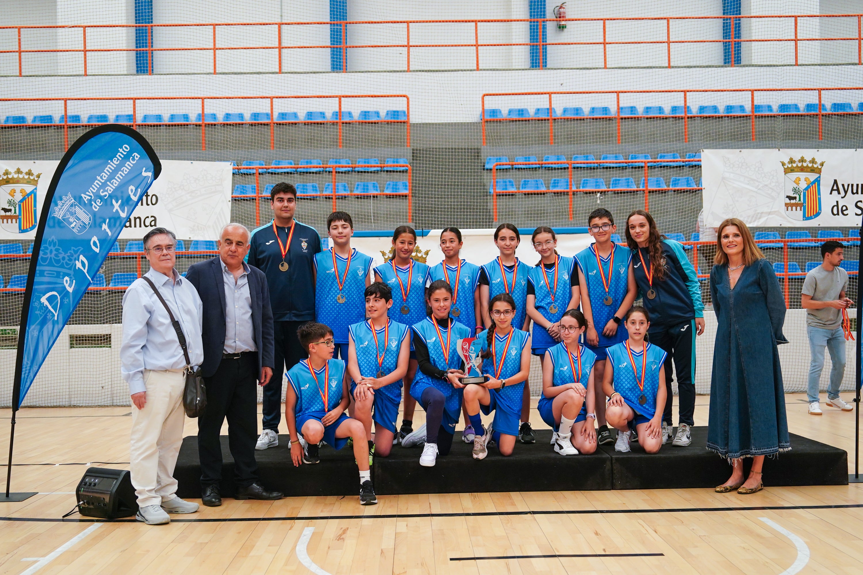 Entrega de trofeos y medallas a los mejores de los Juegos Escolares