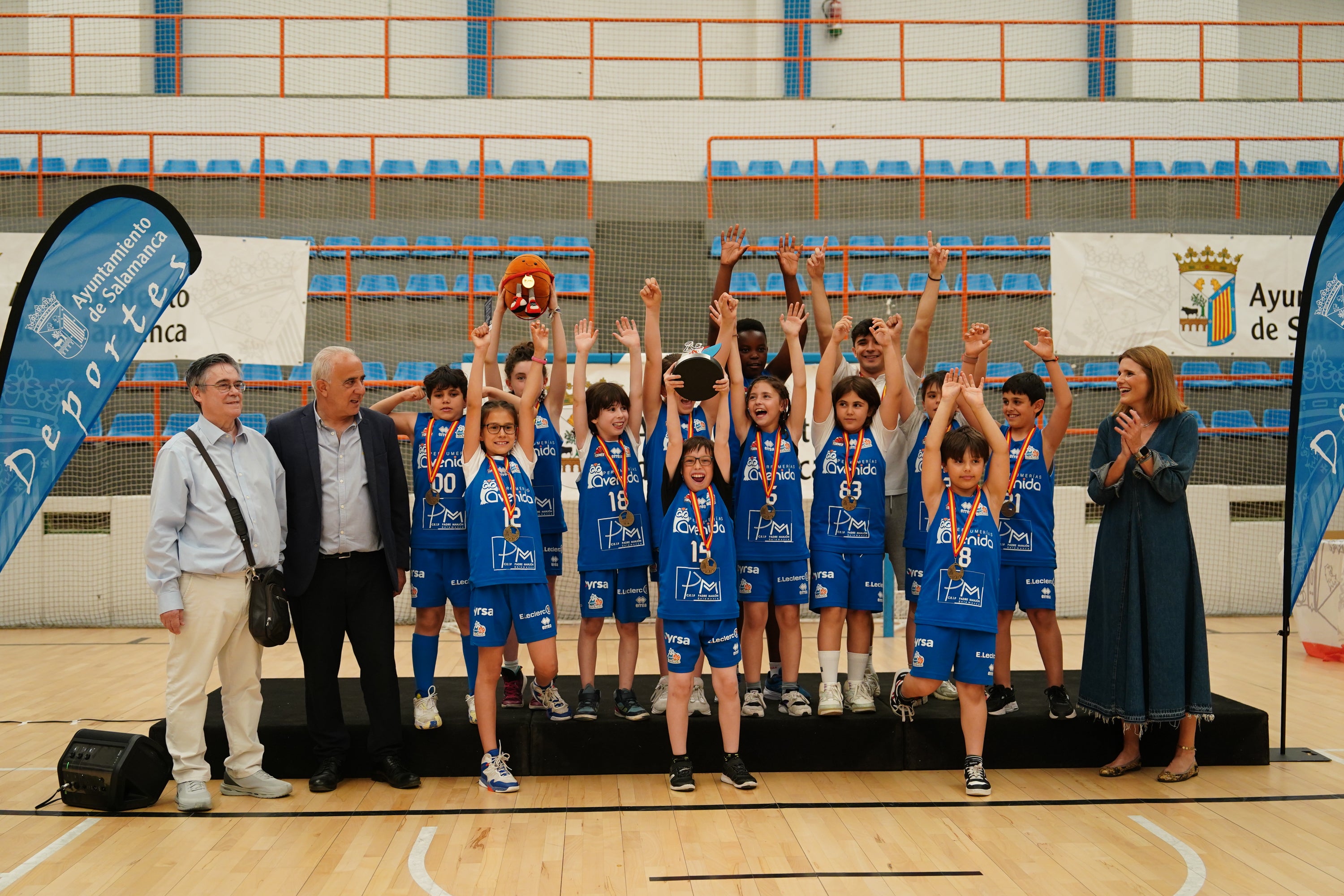 Entrega de trofeos y medallas a los mejores de los Juegos Escolares