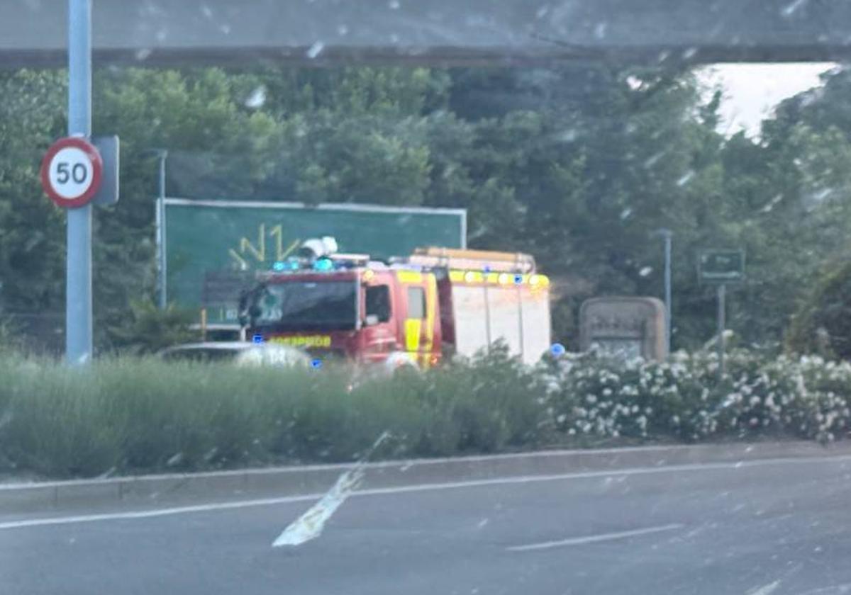 Los Bomberos sofocan el incendio de un neumático debajo del puente del Pradillo