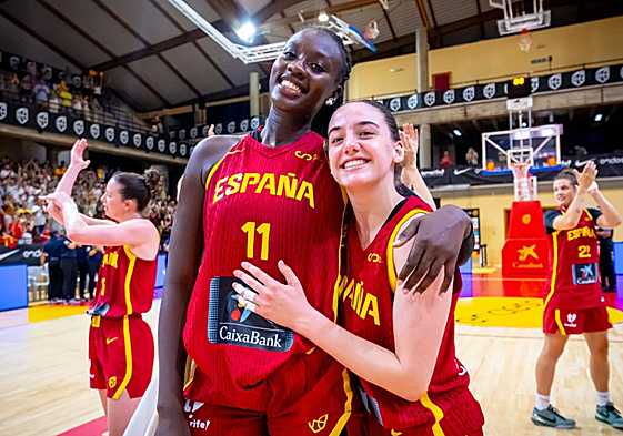 Iyana Martín, con Awa Fam tras el España-Italia.