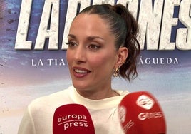 Silvia Alonso atiende a los medios de comunicación en un evento.