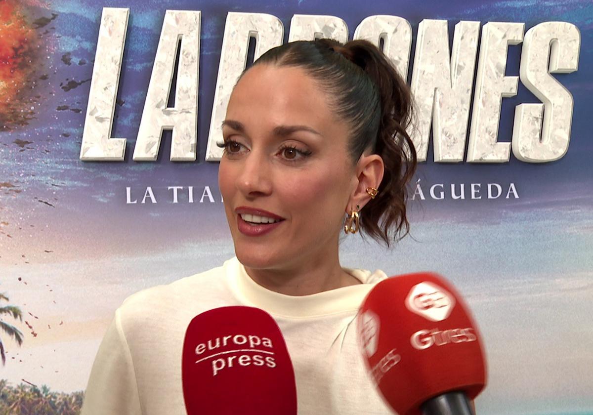 Silvia Alonso atiende a los medios de comunicación en un evento.