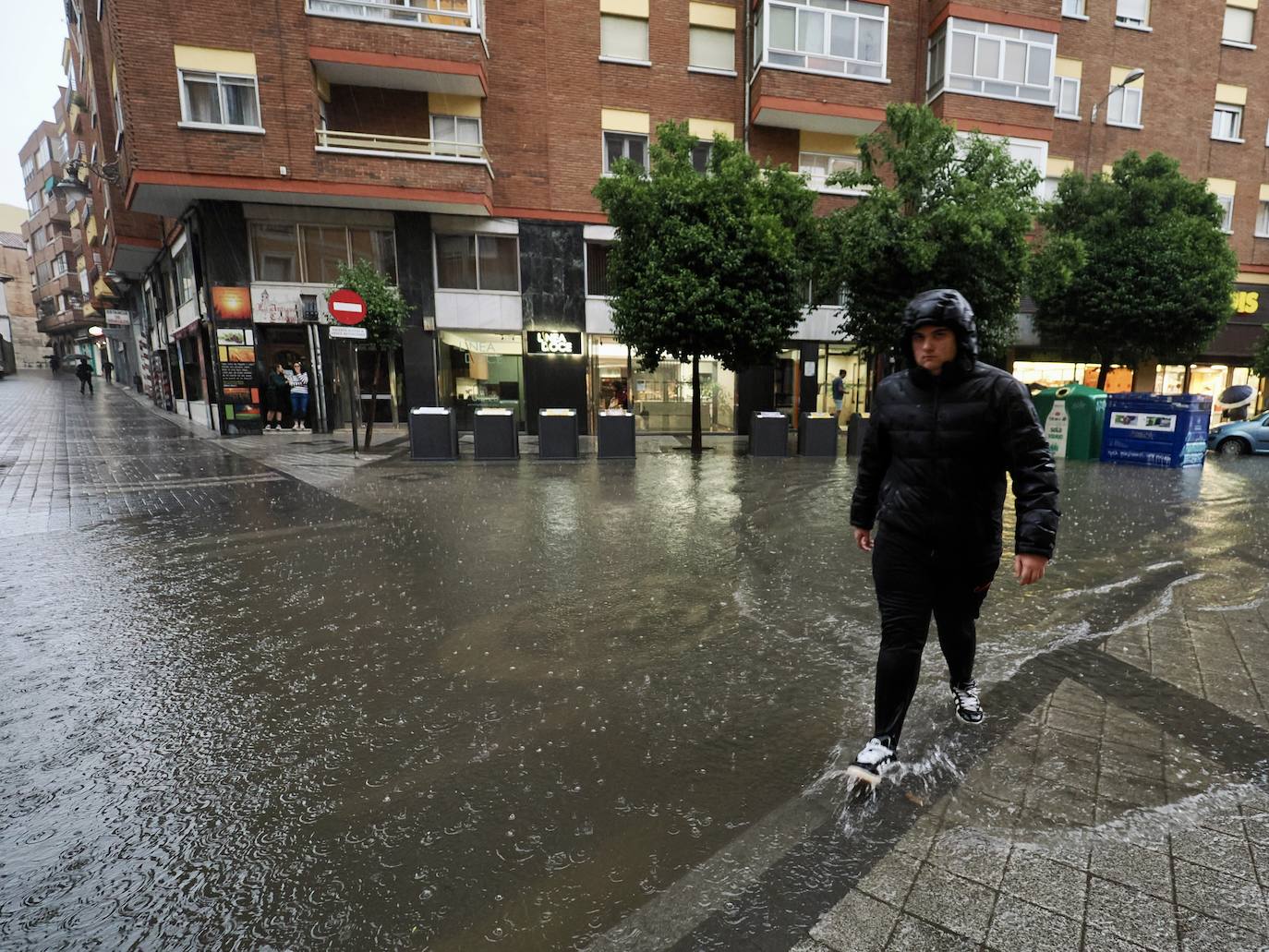 Calzadas levantadas, túneles cerrados y centros cívicos afectados: así fue la tromba de agua que asoló este martes a Valladolid