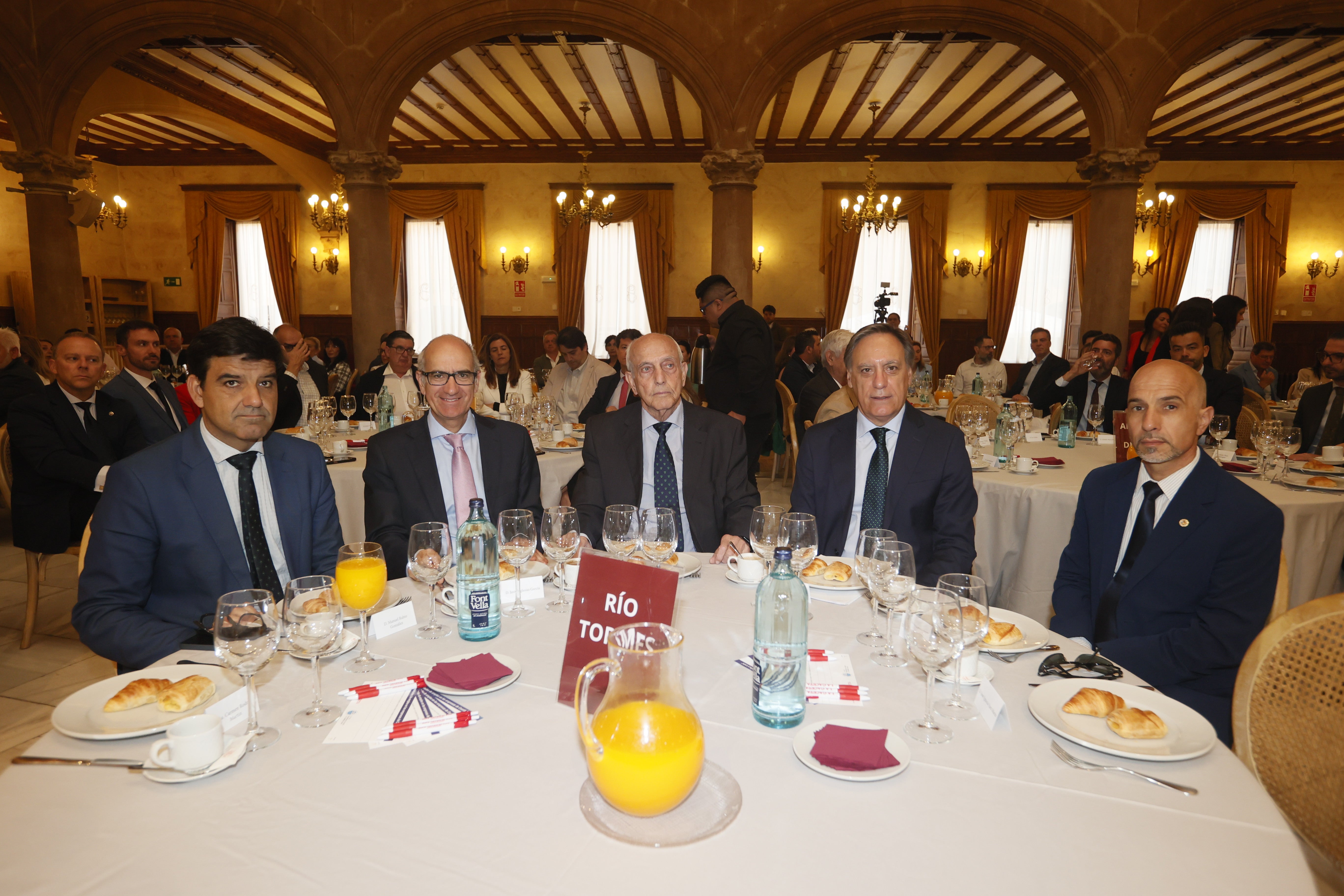 Manuel Rubio González (director territorial de Unicaja en Castilla y León, Galicia y La Rioja), Javier Iglesias García (presidente de la Diputación Provincial y senador por el Partido Popular), Pedro Díaz Mesonero (presidente de GRUPOSA), Carlos Manuel García Carbayo (alcalde de Salamanca) y Óscar González Benito (director-gerente de la Fundación General de la Universidad).