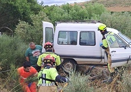 Los Bomberos, durante su intervención.