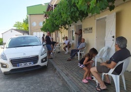 Vecinos de Cristobal «tomando la fresca» al cobijo de una sombra durante un verano.