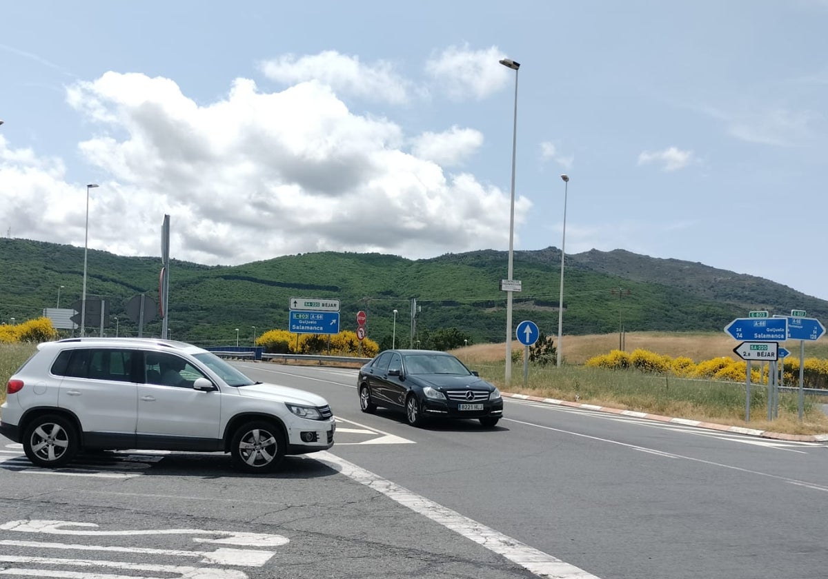 Imagen de sendos vehículos en la intersección con acceso al polígono industrial de Béjar.