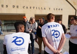 Jóvenes que estudian en escuelas de segunda oportunidad, con Isabel Blanco.