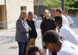 La vicepresidenta, con jóvenes que estudian en escuelas de segunda oportunidad.