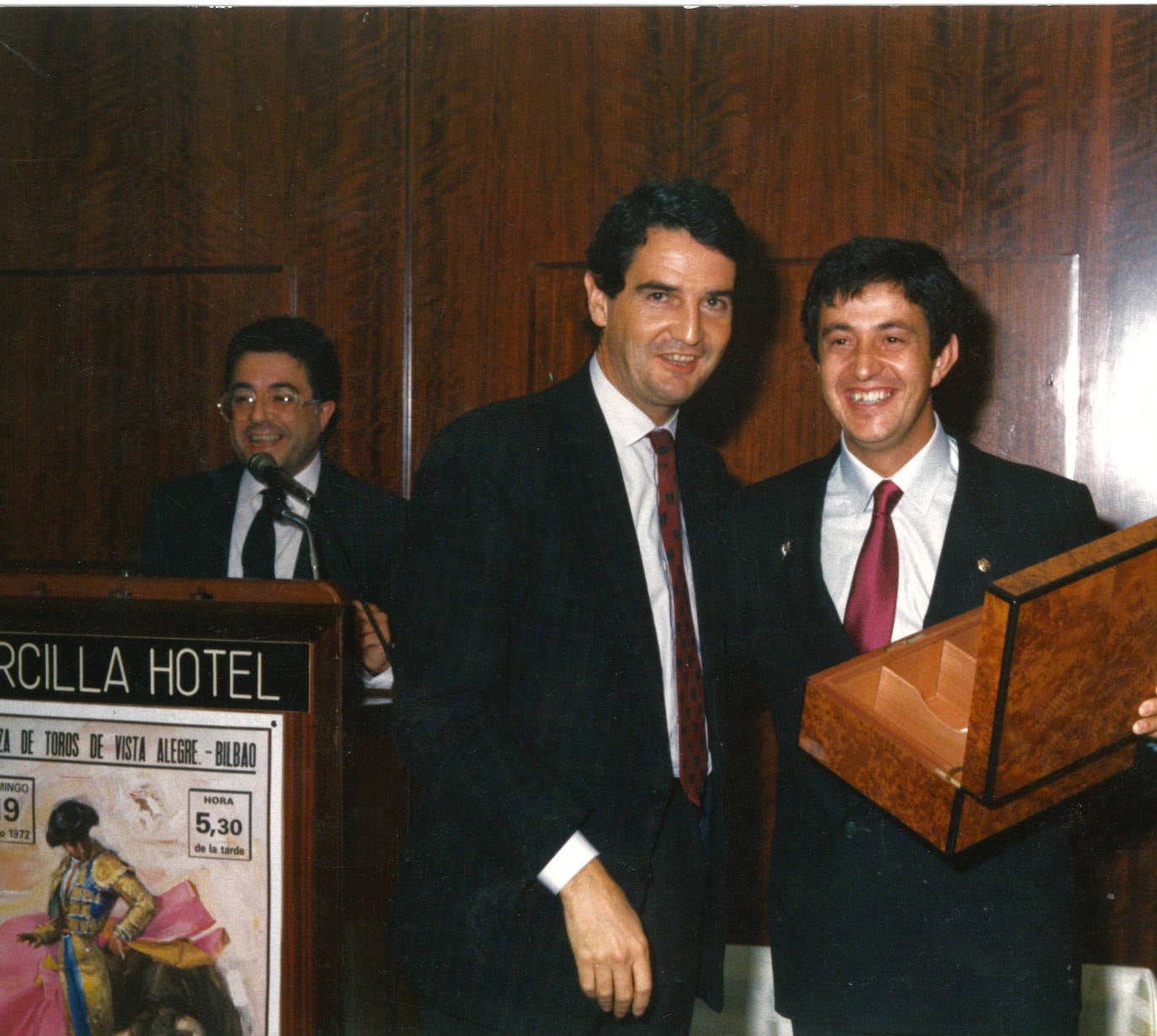 Pedro Gutiérrez Moya junto al entonces alcalde de Bilbao José María Gorordo, durante un homenaje en el hotel Ercilla de la capital vizcaína a finales de los años 80.
