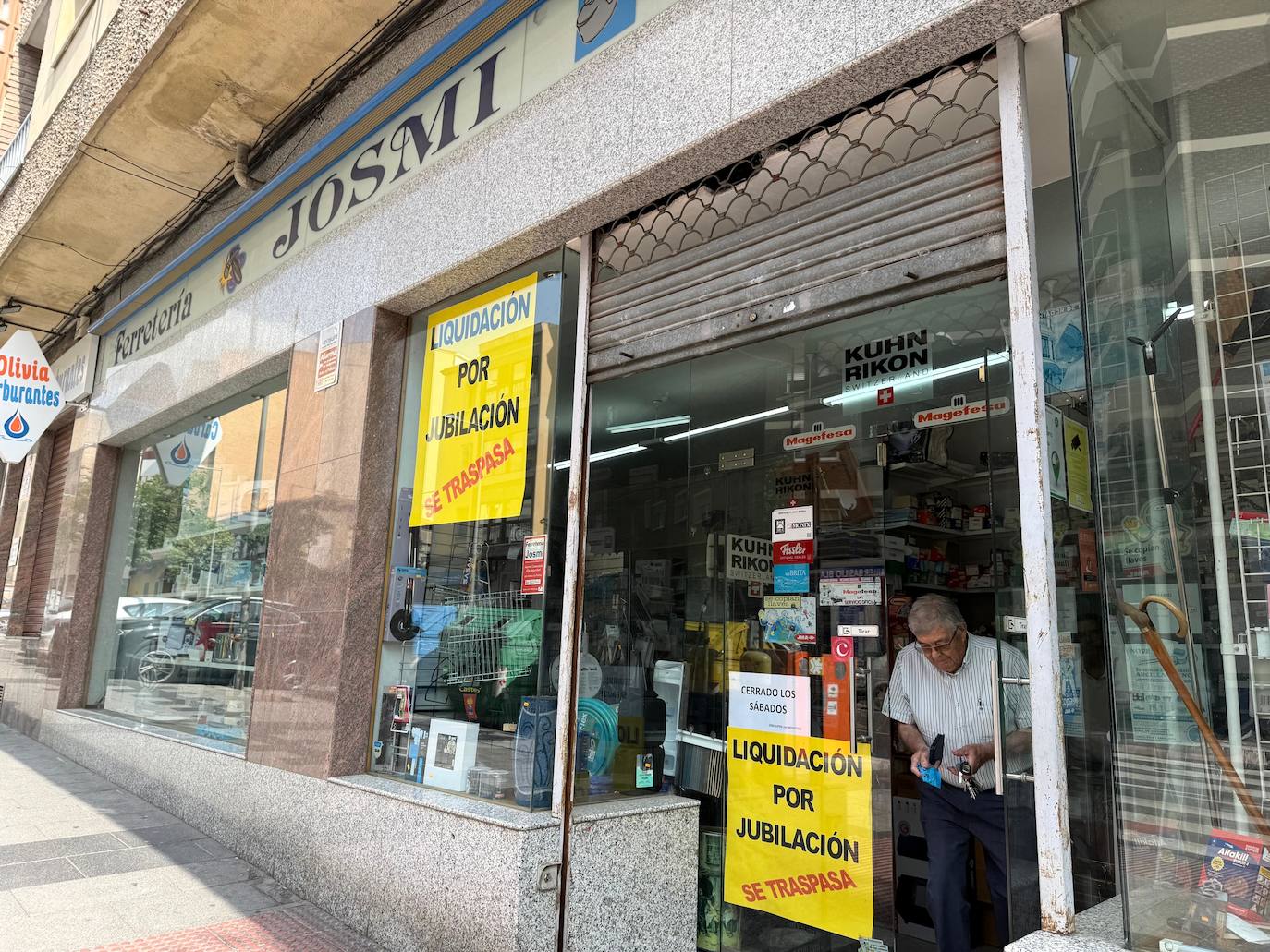 Imagen del cartel colgado en el escaparate de la ferretería, en el que José Ángel Gómez anuncia su jubilación.