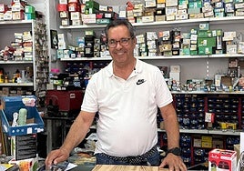 José Ángel Gómez, tras el mostrador de su ferretería.