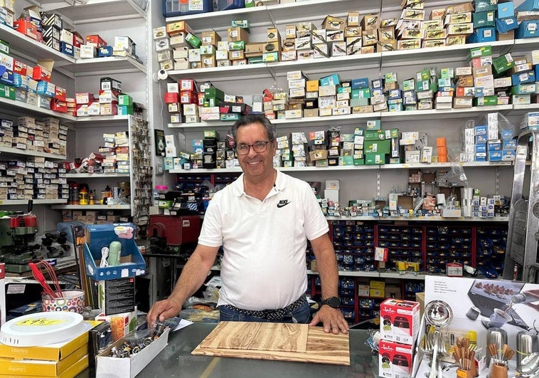 José Ángel Gómez, tras el mostrador de su ferretería.