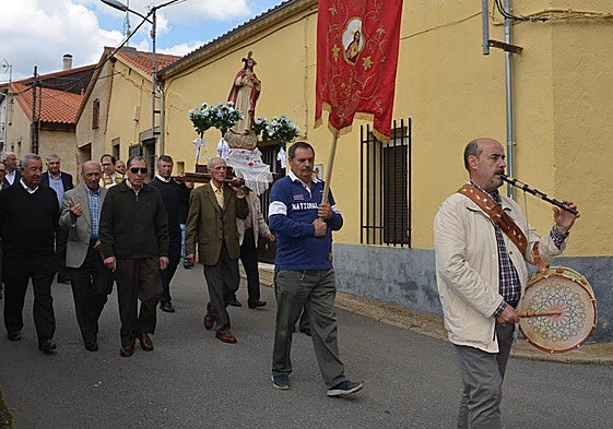 Procesión de Pentecostés en la localidad de El Cabaco.